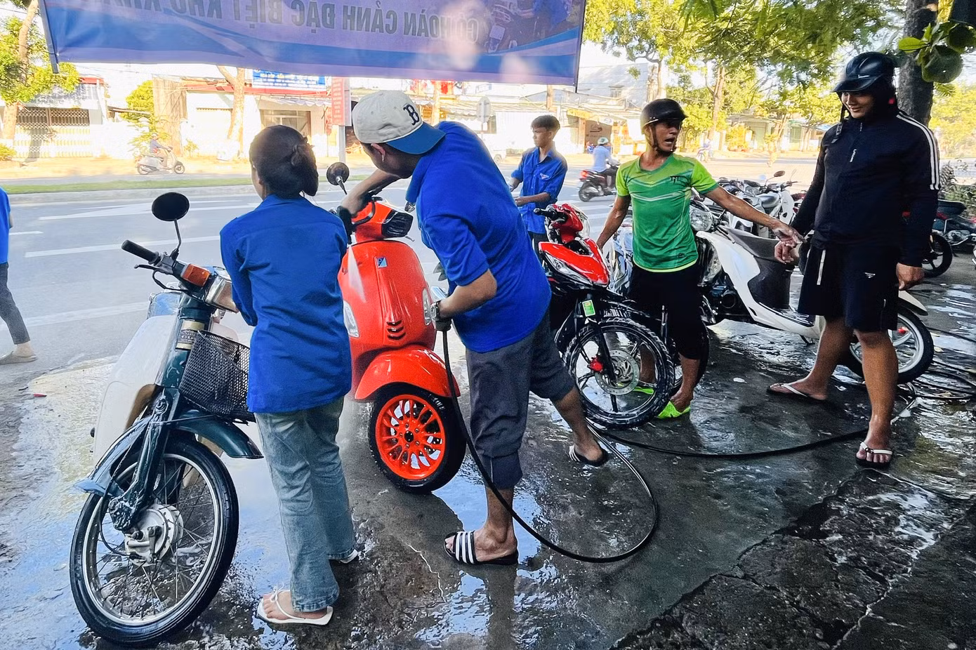 Tiệm rửa xe gây quỹ đặc biệt này chỉ mở trong 2 ngày, phục vụ người dân có nhu cầu rửa xe máy và ô tô. Thợ rửa xe là các tình nguyện viên của Đoàn phường Hòa Hiệp Bắc, dù không chuyên nghiệp nhưng thái độ niềm nở, nhiệt tình của họ gây thiện cảm với khách ghé ngang qua.