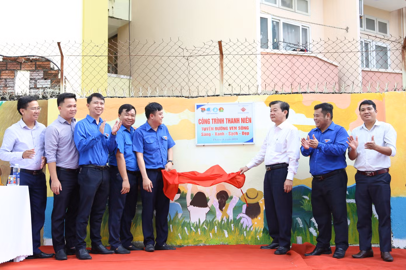 Đây là công trình thanh niên "Tuyến đường ven sông Sáng - Xanh - Sạch - Đẹp" do Thành Đoàn Đà Nẵng triển khai trong Chiến dịch Tình nguyện hè và là công trình trọng điểm của tuổi trẻ thành phố trong năm 2024.