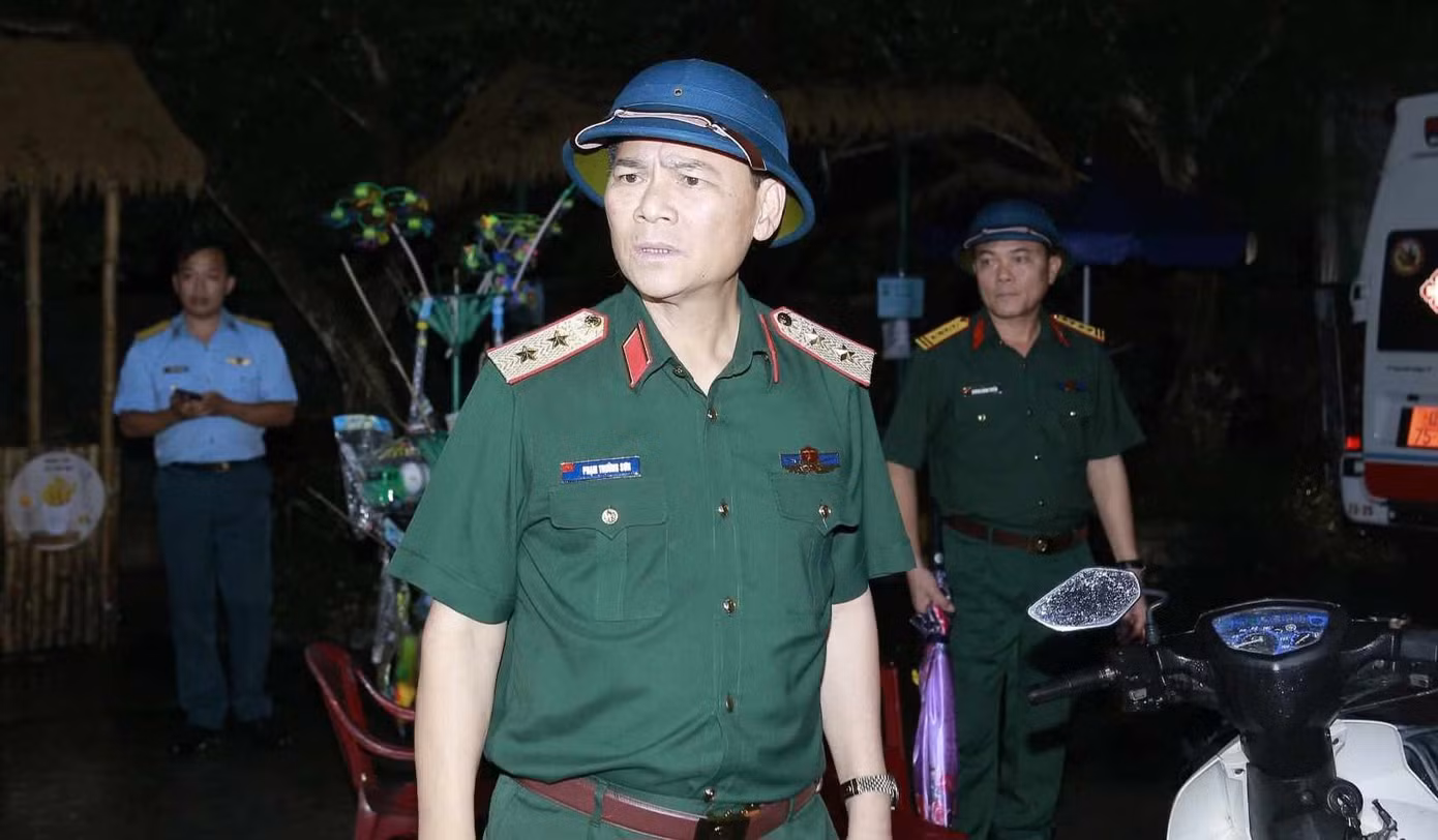 Trung tướng Phạm Trường Sơn, Phó Tổng Tham mưu trưởng Quân đội nhân dân Việt Nam, chỉ đạo công tác tìm kiếm tại hiện trường. Ảnh: Trương Định