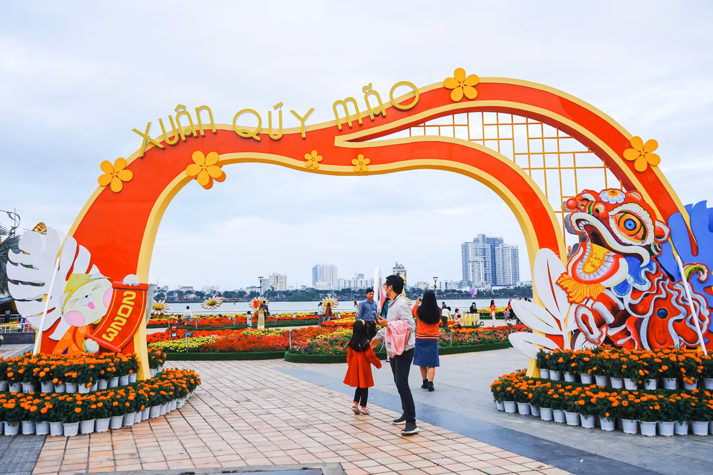 Tâm điểm của đường hoa Xuân Đà Nẵng Tết Quý Mão là khu vực vỉa hè đường Bạch Đằng (gần khu vực cầu Rồng) với một dải vườn hoa dài gần 100 m được trang trí hình ảnh của đủ kiểu linh vật mèo ngộ nghĩnh, sinh động.