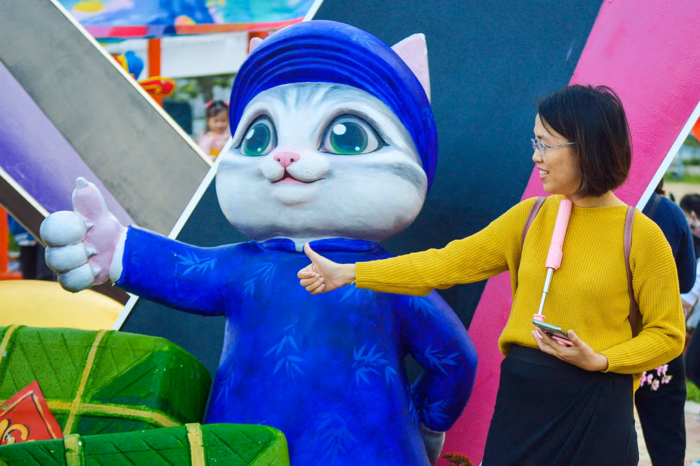 Ngay khi chính thức mở cửa, đường hoa Xuân Đà Nẵng đã rộn ràng, tấp nập người dân và du khách tham quan. Đặc biệt, nhiều bạn trẻ xúng xính váy áo, áo dài rạng rỡ để lưu giữ những khoảnh khắc ngập tràn không khí Xuân. "Ngay khi đường hoa Xuân mở cửa, mình cùng nhóm bạn đã 'lên đồ', xuống đường hoa để tranh thủ check in trước khi về quê nghỉ Tết. Năm nay, đường hoa Xuân Đà Nẵng độc đáo, có cả không gian xưa để chụp ảnh áo dài truyền thống. Mình rất ấn tượng", Lý Thanh Bình (27 tuổi, quận Thanh Khê) cho hay.
