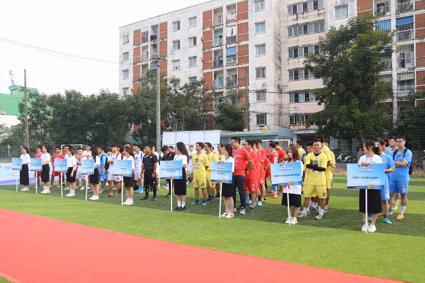 8 đội bóng của các doanh nghiệp, công ty đang đóng trên địa bàn Đà Nẵng tranh tài tại Giải bóng đá Thanh niên công nhân Cup Red Bull 2024