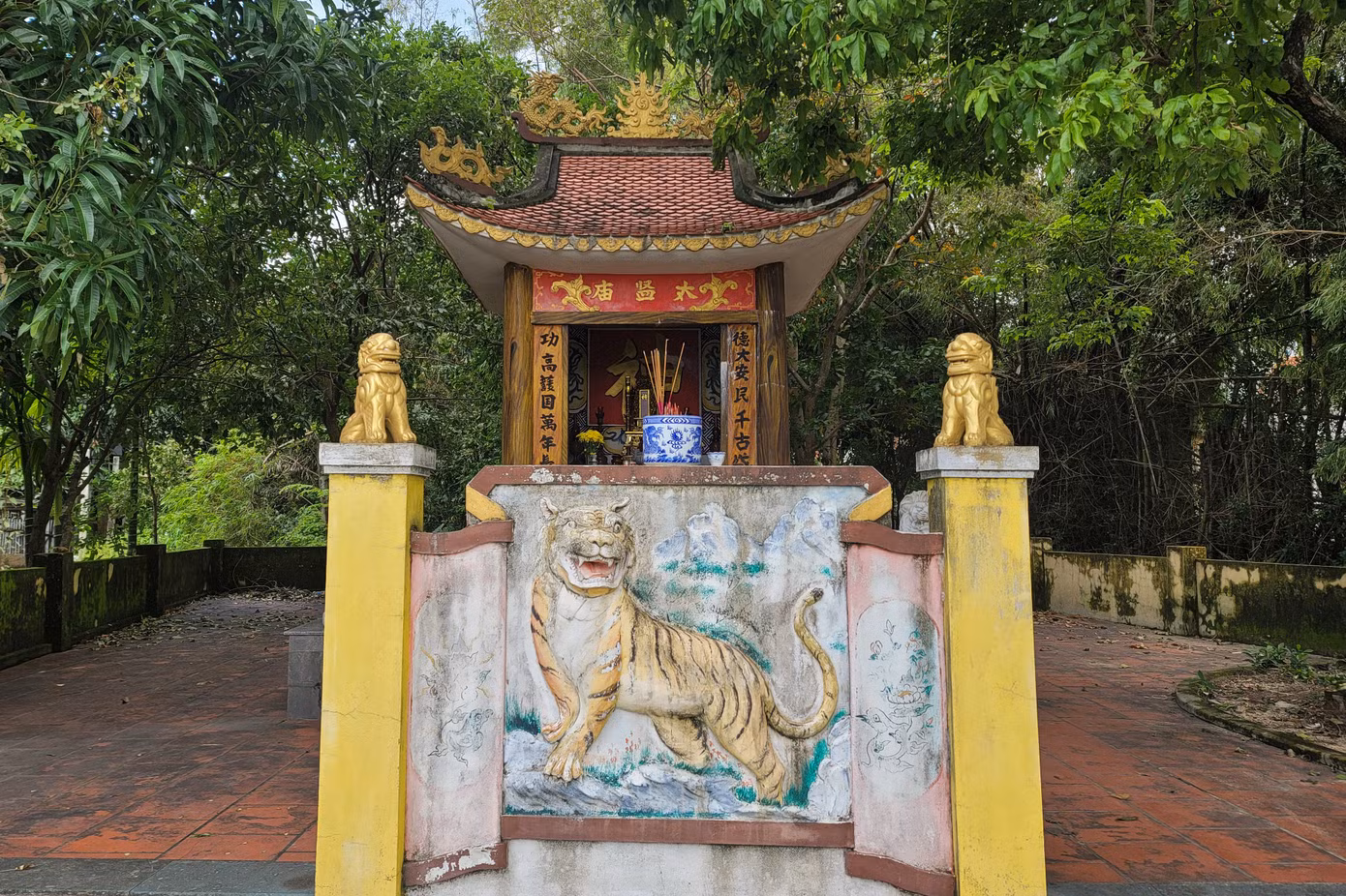 Ở đây, nhiều nhà thờ tiền hiền, nhà thờ tộc, đình, miếu... vẫn còn giữ nét kiến trúc cổ kính, nguyên bản từ hàng trăm năm trước như miếu Âm Linh, miếu Tam Vị, miếu Thái Giám (trong ảnh), miếu Bà Hỏa, miếu Thần Nông…