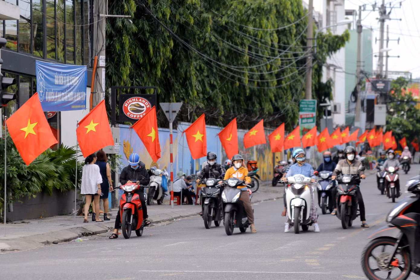 Những đường cờ Tổ quốc được các Chi bộ khu dân cư, các tổ dân phố... vận động người dân triển khai, tạo điểm nhấn, làm đẹp phố phường vào dịp Tết Độc lập. Ảnh: Duy Quốc