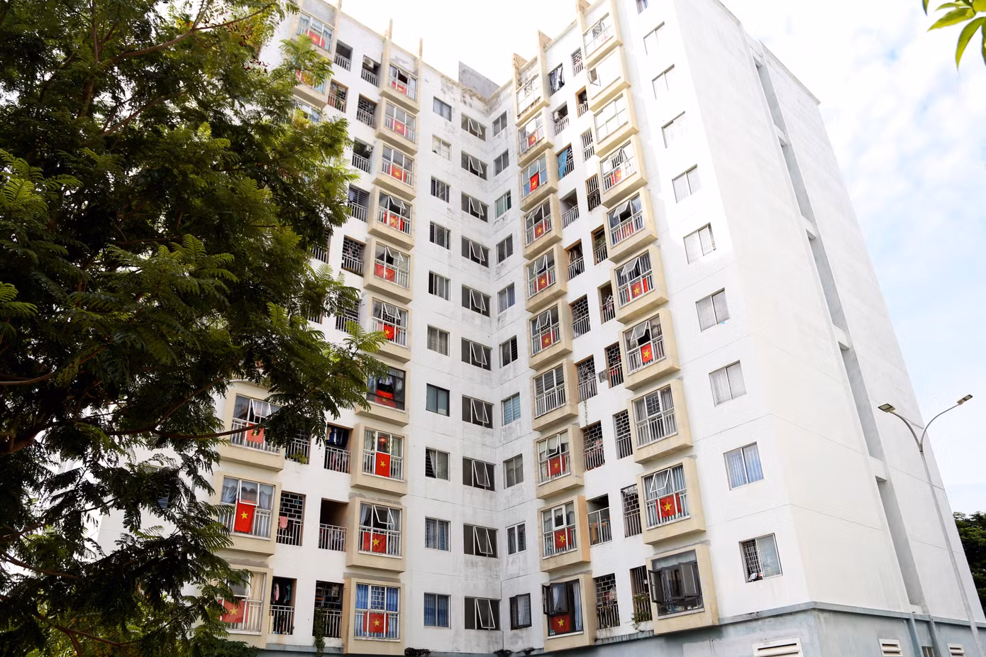 Người dân sinh sống ở toà chung cư CT03, khu Chung cư Phong Bắc (quận Cẩm Lệ) cùng đóng góp để mua và treo cờ Tổ quốc vào dịp Quốc Khánh 2/9.