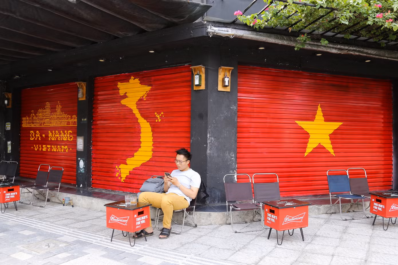 Nhiều quán cafe, trung tâm thương mại, nhà hàng, quán ăn... ở Đà Nẵng cũng "bắt trend" vẽ cờ Tổ quốc lên cửa cuốn, lên tường... để lan tỏa lòng tự hào, tinh thần dân tộc.