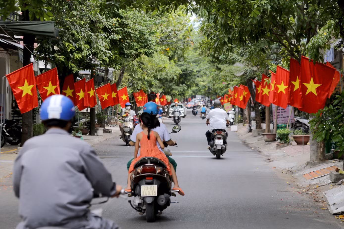 Trên tất cả các tuyến đường ở Đà Nẵng, dễ dàng bắt gặp hình ảnh lá cờ đỏ sao vàng tung bay rực rỡ trong nắng, tạo nên một hình ảnh đẹp trong lòng người dân và du khách.