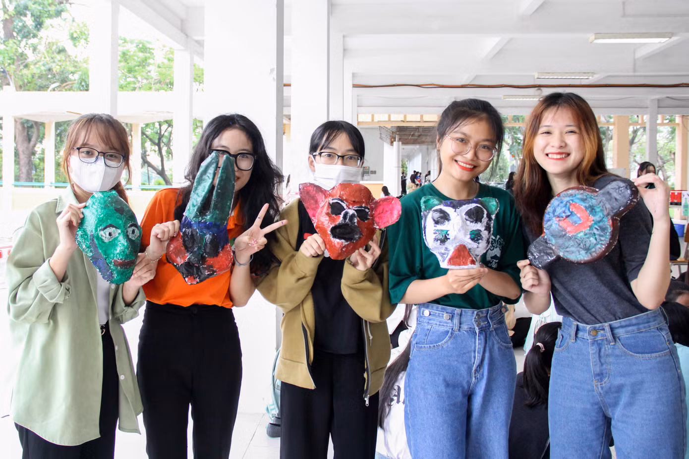 Tại chương trình, nhiều hoạt động Halloween truyền thống được biến tấu, gắn với những thông điệp sống xanh trong sinh viên các trường ĐH, CĐ; giúp các bạn trẻ có những trải nghiệm sống xanh lý thú.