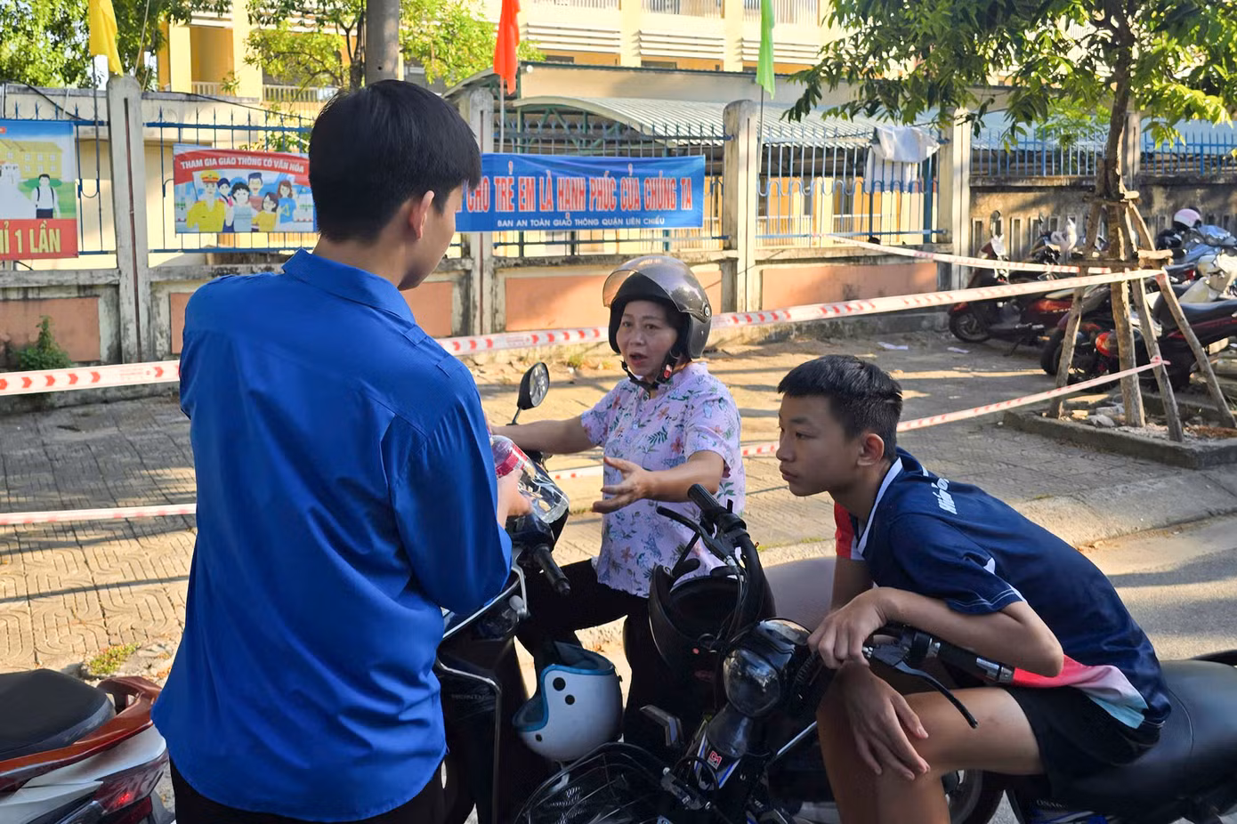 "Điểm thi này có khoảng 35 tình nguyện viên hỗ trợ thí sinh cũng như phát nước, quạt... giải nhiệt cho phụ huynh đứng chờ thí sinh. Bên cạnh đó, các tình nguyện viên cùng Cảnh sát giao thông phân luồng giao thông trước điểm thi, hướng dẫn phụ huynh để xe đúng quy định, không gây ùn tắc giao thông", chị Linh nói.