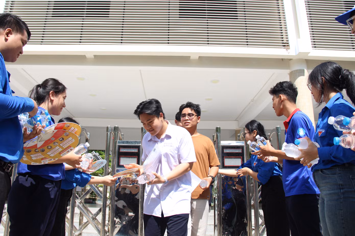 Trong sáng nay, Thành Đoàn – Hội Sinh viên TP. Đà Nẵng đã đến thăm và tặng quà cho các đội hình tình nguyện Tiếp sức mùa thi tại 3 điểm thi: Trường THCS Nguyễn Thiện Thuật (quận Cẩm Lệ), Trường THCS Lê Lợi (quận Ngũ Hành Sơn) và Trường THPT Phan Châu Trinh (quận Hải Châu).