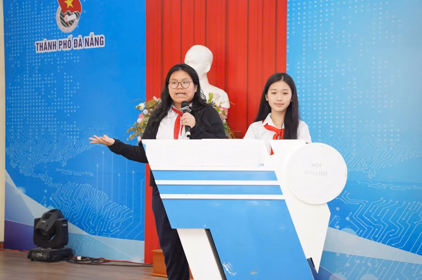 Các đội thi tự tin bảo vệ quan điểm của mình