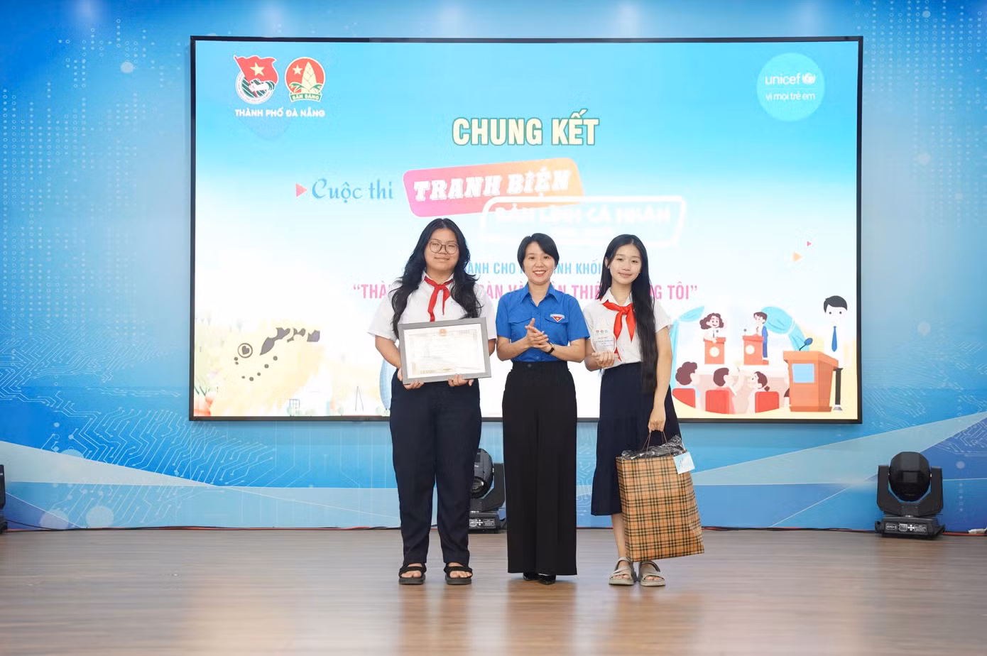 Giải nhất bảng A dành cho học sinh khối THCS thuộc về em Hà Phan Bách Hợp và Văn Thanh Bảo Ngọc (Trường THCS Tây Sơn)