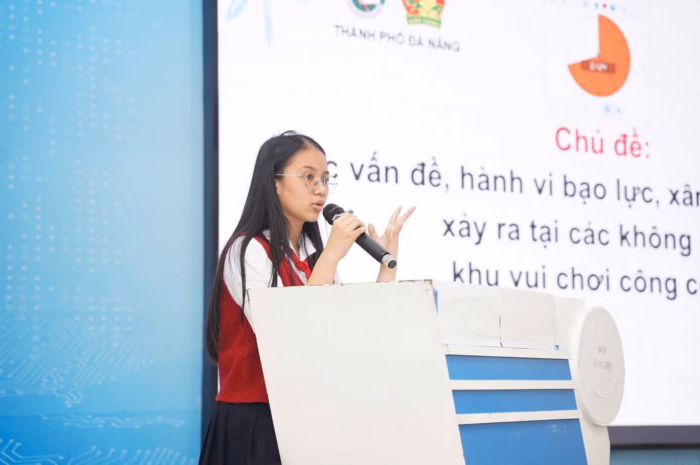 Các đội thi tự tin bảo vệ quan điểm của mình