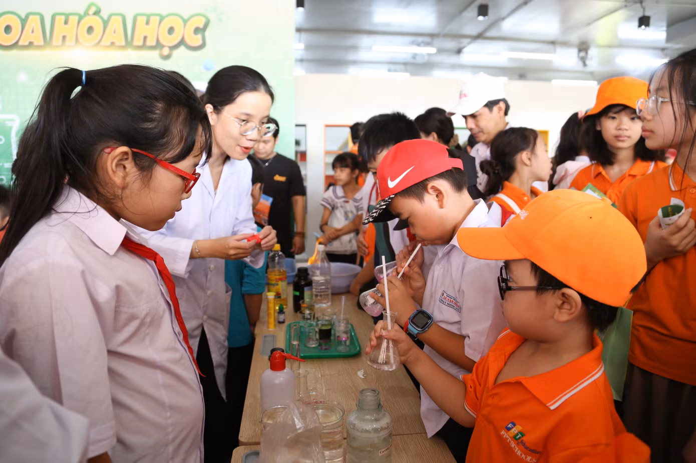 Các học sinh thích thú chế tạo pin điện hóa, chế tạo tên lửa cồn, thi thử thách IQ, biểu diễn các thí nghiệm hóa học, trải nghiệm Robotics, thí nghiệm núi lửa phun trào, trải nghiệm trò chơi thực tế…