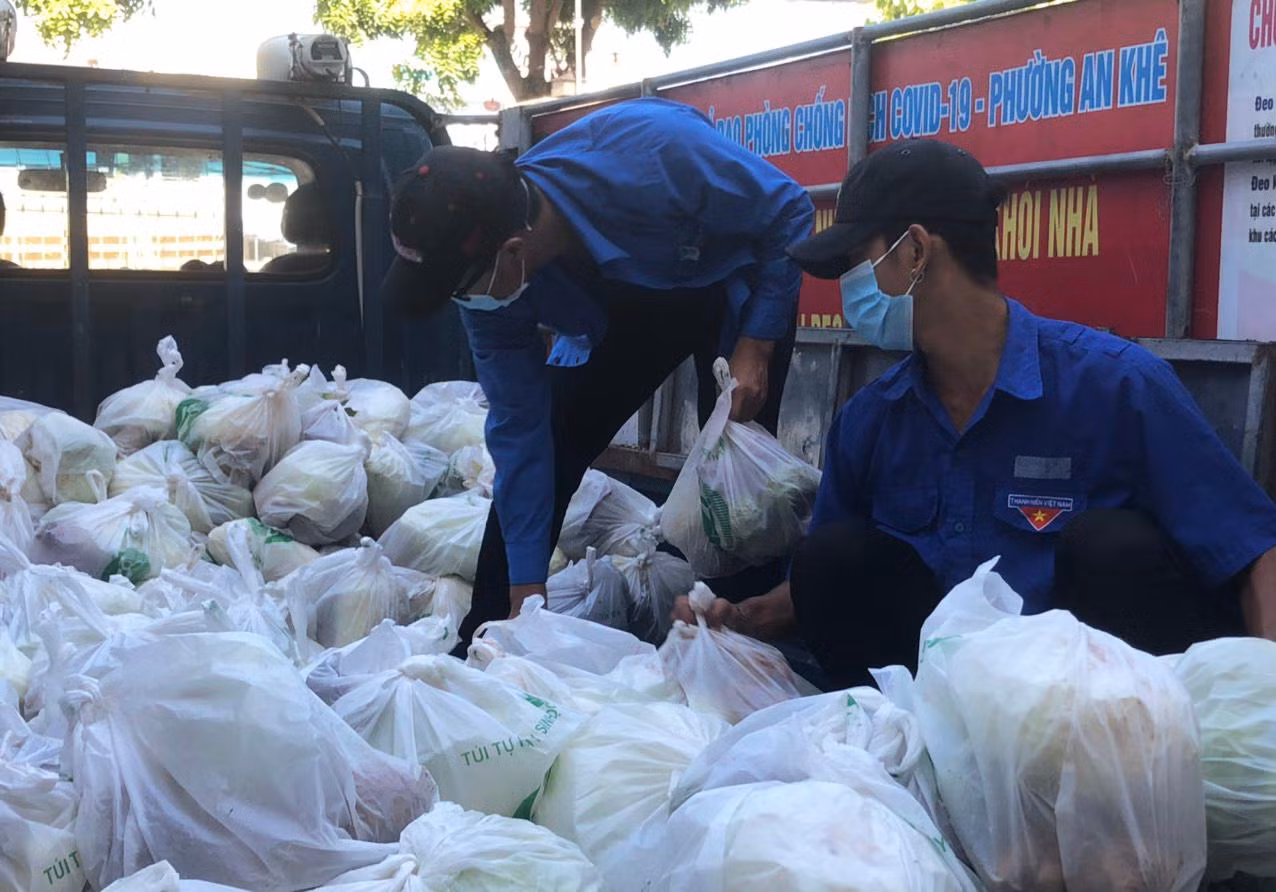 Theo anh Đỗ Văn Thành, Bí thư Đoàn phường An Khê (quận Thanh Khê), trong 7 ngày này, đoàn phường huy động 12 tình nguyện viên trực chiến "3 tại chỗ" để hỗ trợ tất cả các công tác từ xét nghiệm, tuyên truyền, vận chuyển nhu yếu phẩm, thực phẩm cho người dân...