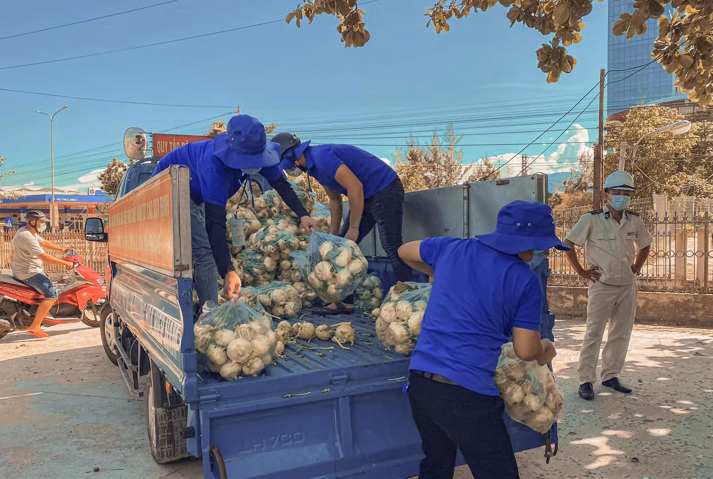 Theo anh Huỳnh Thanh Bình, Bí thư Quận Đoàn Liên Chiểu, lực lượng tình nguyện viên tăng cường sẽ giúp các phường phân loại và ship rau củ quả đến các khu dân cư, tổ dân phố. Sau đó, lực lượng tại chỗ sẽ tiếp tục hỗ trợ chuyển rau củ đến tận nhà cho người dân.