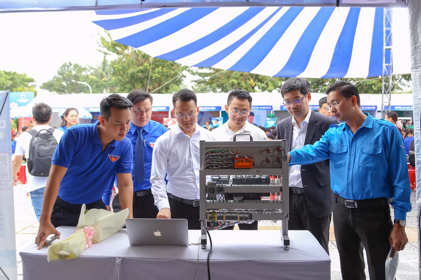 Theo anh Lê Công Hùng - Phó Bí thư phụ trách Thành Đoàn Đà Nẵng, thời gian qua, xác định thanh niên là lực lượng xung kích, chủ lực, tạo sự bứt phá và giá trị mới trong chuyển đổi số Quốc gia, Thành Đoàn đã tổ chức nhiều hoạt động như: chương trình Đối thoại tháng 3 với chủ đề "Thanh niên Đà Nẵng tiên phong trong chuyển đổi số", thành lập kênh OA Zalo của các cấp bộ Đoàn, gắn mã QR để cung cấp thông tin các địa chỉ đỏ, ra mắt kênh Thanh niên hiến kế chuyển đổi số...