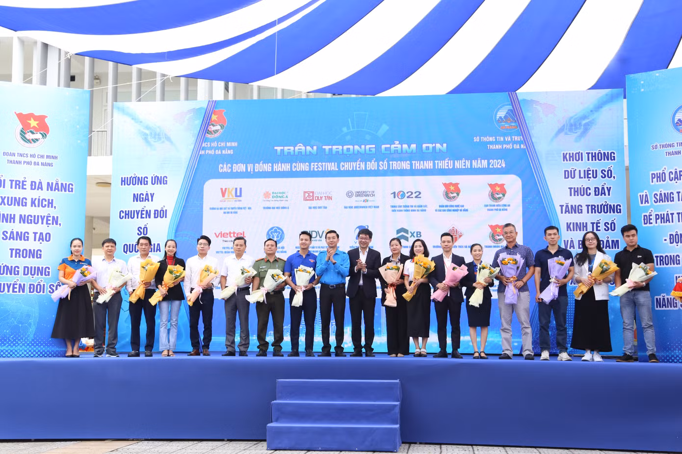 Năm nay, Festival có 20 gian hàng triểm lãm sản phẩm chuyển đổi số trong ĐVTN, giới thiệu các sản phẩm sáng tạo, nghiên cứu khoa học của sinh viên trong lĩnh vực AI, IoT, vi mạch bán dẫn... cũng như các sản phẩm khởi nghiệp, sản phẩm công nghệ của các doanh nghiệp công nghệ thông tin tại Đà Nẵng.