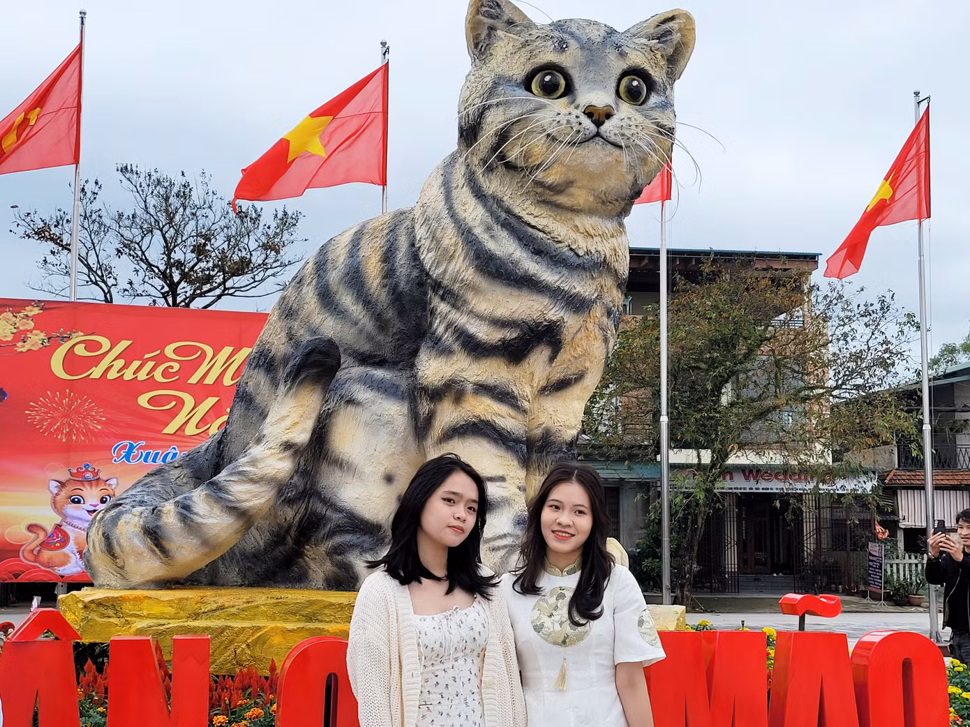 "Cả 2 tụi em đều học đại học xa nhà, nên phải đến khi mạng xã hội chia sẻ rầm rộ về chú mèo này, tụi em mới biết để rủ nhau đến đây. Nhìn ở ngoài đời, chú mèo này còn đáng yêu, chân thực hơn nhiều lần trong ảnh. Chắc chắn bạn bè em ở các tỉnh khác sẽ rất ganh tị khi em up những tấm hình check in với em mèo này lên facebook", Ngân nói.