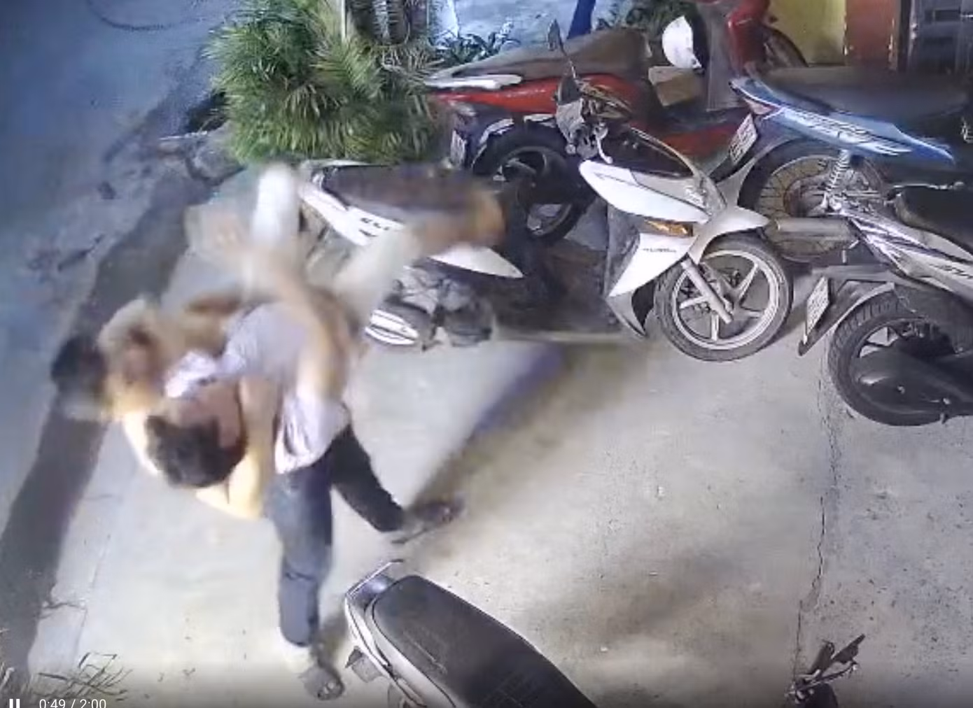 Đối tượng Phan Thanh Tùng bồng anh Đạt ném xuống đất. Ảnh chụp lại video.