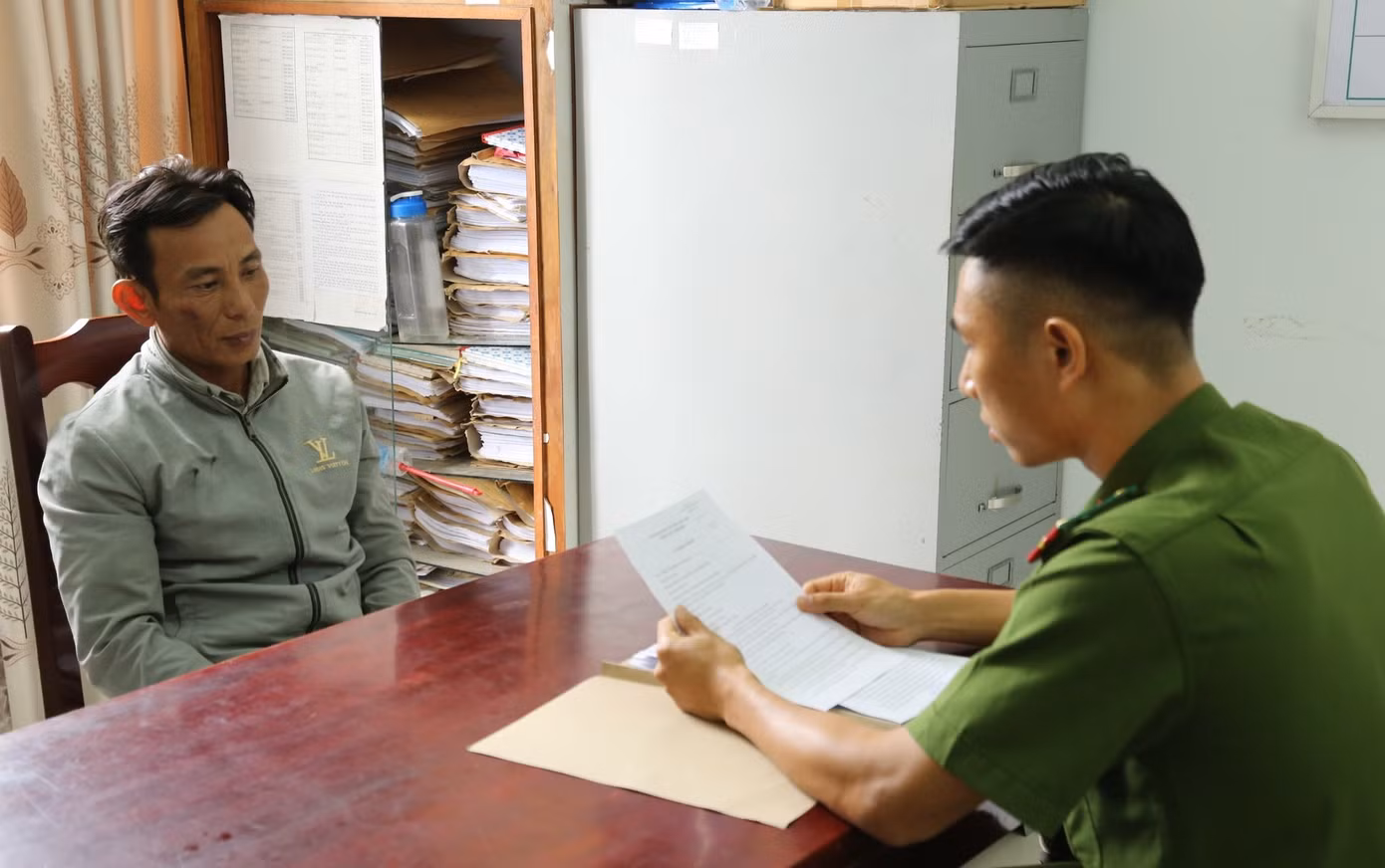 Công an huyện Ninh Hải làm việc với đối tượng Nguyễn Văn Ngọc (ảnh trái). Ảnh: CACC.