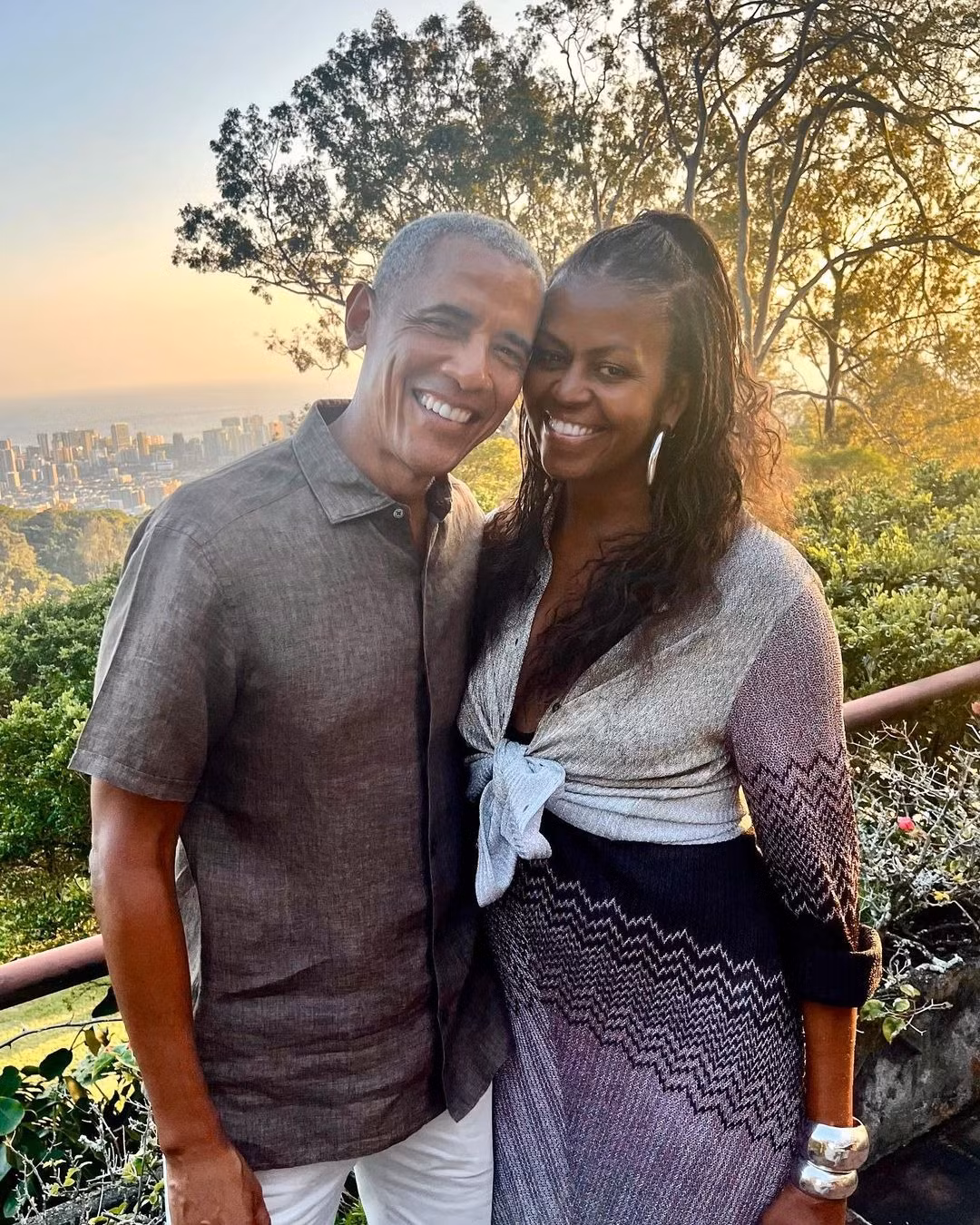 Cùng thời điểm, bà Obama cũng có động thái bày tỏ tình cảm tương tự trên Instagram. “Nếu có một người mà em luôn có thể tin tưởng thì chính là anh, Barack Obama. Anh là chỗ dựa của em. Luôn luôn như vậy. Chúc mừng ngày Lễ Tình nhân, anh yêu”, cựu Đệ nhất phu nhân Mỹ viết. Động thái của ông bà Obama một lần nữa thay cho lời bác bỏ nghi vấn ly hôn mà họ phải hứng chịu thời gian qua.