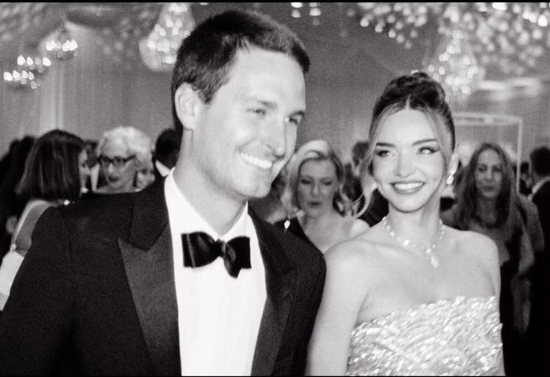 Cựu thiên thần nội y Miranda Kerr đăng lại ảnh cưới và gọi chồng, tỷ phú công nghệ Evan Spiegel, là "Valentine của tôi".