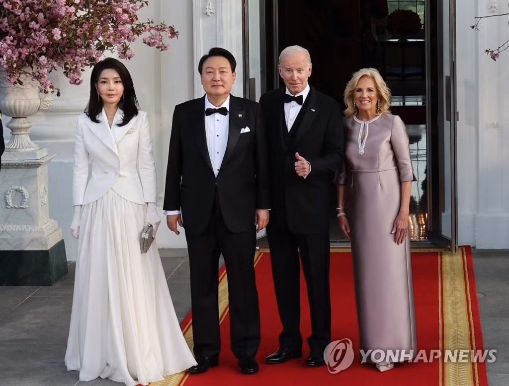 Tổng thống Yoon Suk Yeol cùng phu nhân Kim Keon Hee chụp ảnh với vợ chồng ông Biden trong chuyến thăm Mỹ vào năm 2023. Ảnh: Yonhap.