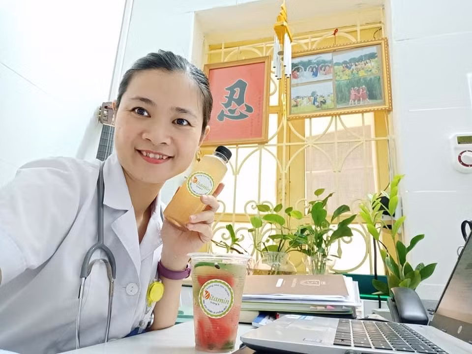Bác sĩ Nguyễn Thanh Hà (Trung tâm Y tế phường Ô Chợ Dừa, quận Đống Đa, Hà Nội) nói về Vitamin tháng 5: "Đang trong lúc chống dịch căng thẳng, điện thoại trả lời người dân 24/24: 'Tôi có được xét nghiệm không'; 'Tôi xét nghiệm rồi, bao giờ có kết quả'; 'Tôi âm tính rồi bao giờ xét nghiệm lần 2'... thì chị mang đến chai Vitamin mát lành, thơm ngọt như một nguồn động viên vô giá, tiếp thêm sức mạnh cho cán bộ y tế tuyến đầu như chúng tôi"...- Ảnh: NVCC