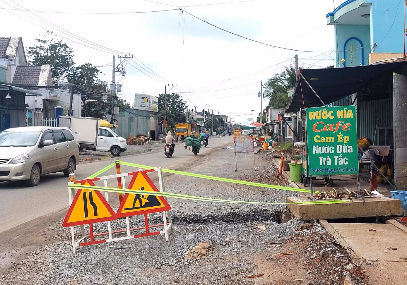 “Từ năm 2023 tới nay, tôi để ô tô nằm im trong sân, thỉnh thoảng cho xe nổ máy, phòng để lâu hư hỏng. Đường thi công quá lâu khiến đời sống của các gia đình hai bên đường bị ảnh hưởng, nhất là các cơ sở kinh doanh” – ông Tuấn, một hộ dân sống bên đường Nguyễn Chí Thanh (phường Bình Nhâm, TP. Thuận An) chia sẻ.