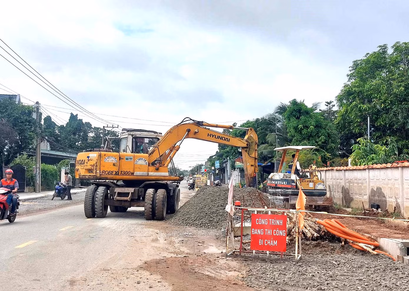 Ghi nhận của phóng viên báo Tiền Phong vào sáng 5/9, tại công trình nâng cấp đường Nguyễn Chí Thanh (TP. Thuận An, tỉnh Bình Dương), máy móc và công nhân đang thi công, phương tiện đi lại gặp khó khăn.