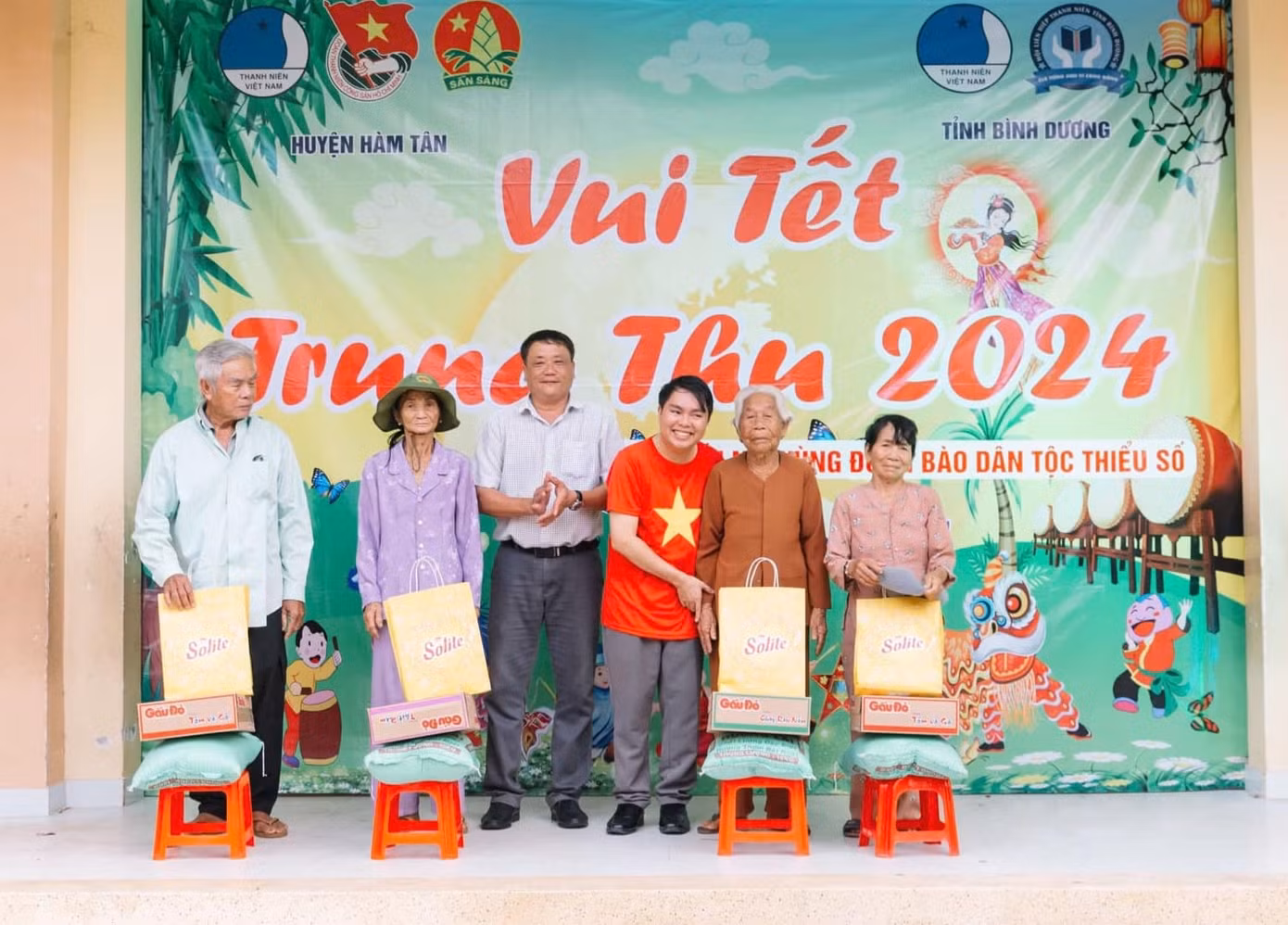 Ban tổ chức tặng quà cho các gia đình chính sách, gia đình có hoàn cảnh khó khăn