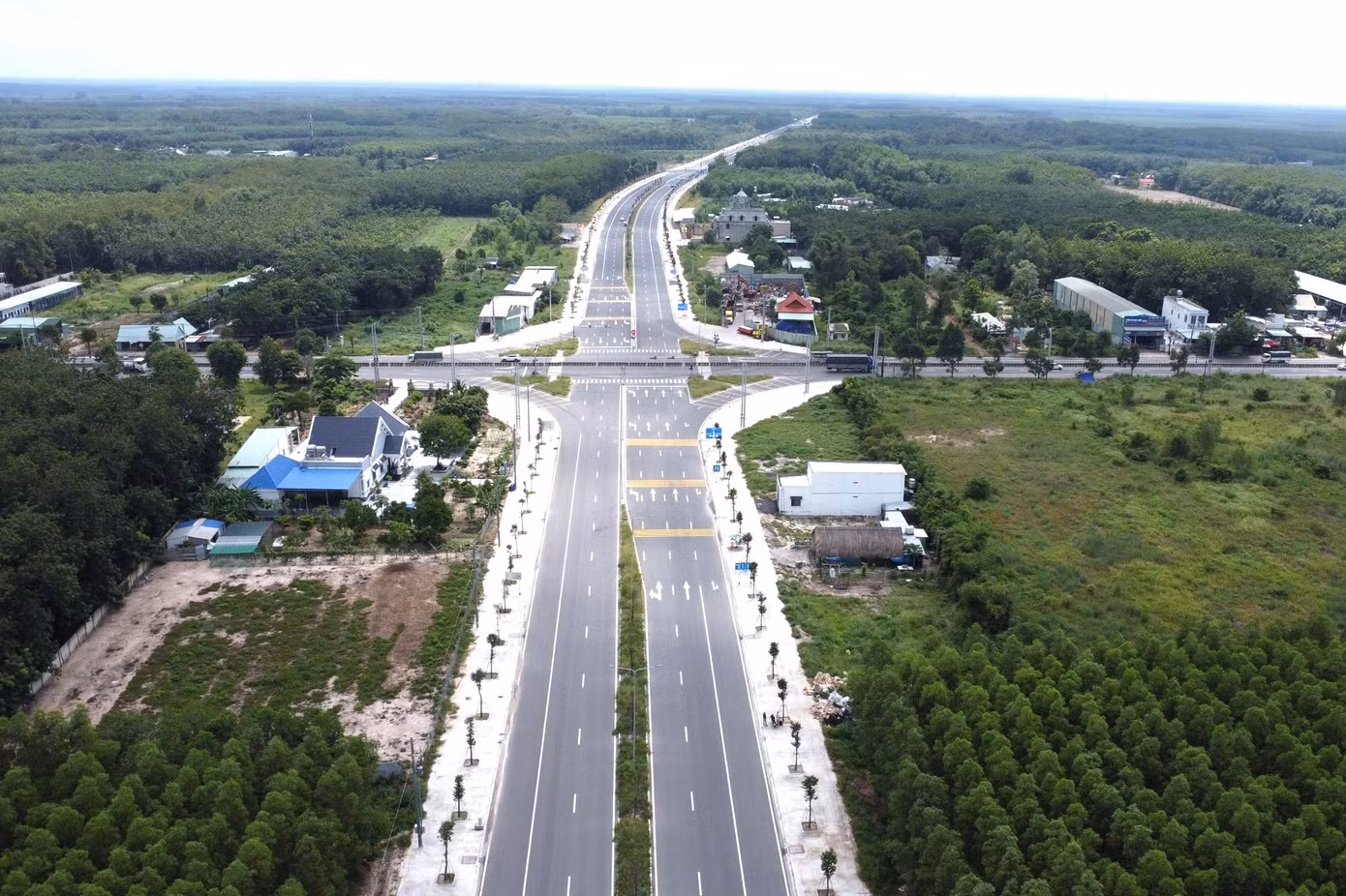 Trong đó, đoạn đường từ Tân Thành đến cầu Tam Lập do UBND huyện Bắc Tân Uyên làm chủ đầu tư dài khoảng 10km. Ảnh: Đây là vị trí giao nhau với quốc lộ 13