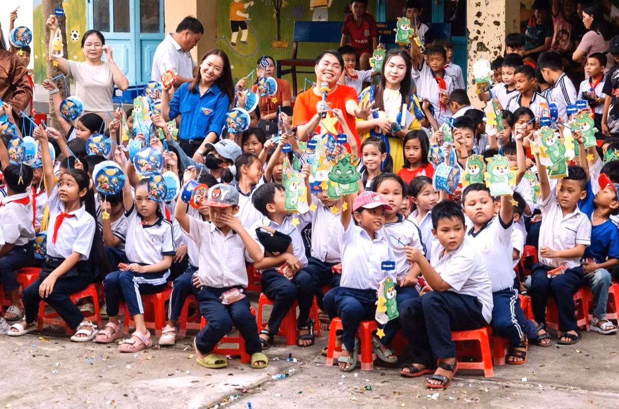 Các em thiếu nhi vùng đồng bào dân tộc thiểu số vui mừng khi được nhận quà từ các anh, chị đoàn viên, thanh niên.
