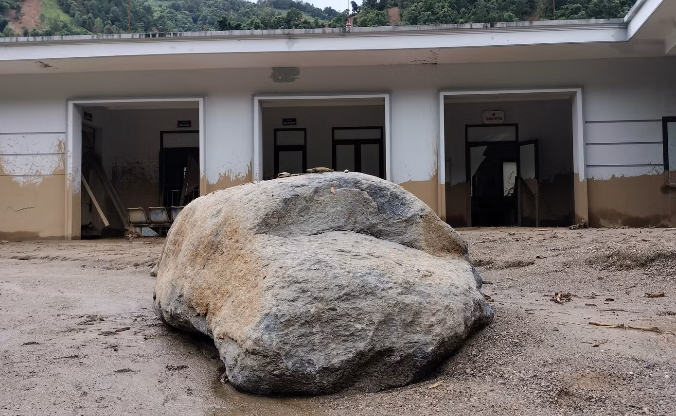 Bên cạnh đó, lực lượng tại chỗ tiếp tục đảm bảo năng lực khám chữa bệnh cho nhân dân ở tuyến huyện, tuyến xã; chủ động phối hợp với chính quyền địa phương triển khai các biện pháp khắc phục hậu quả sau thiên tai.