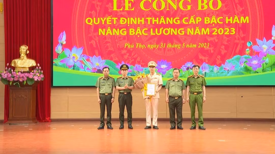 Ban Giám đốc Công an tỉnh Phú Thọ tặng hoa và chúc mừng Thượng tá Nguyễn Xuân Trung - Phó Giám đốc Công an tỉnh. Ban Giám đốc Công an tỉnh Phú Thọ tặng hoa và chúc mừng Thượng tá Nguyễn Xuân Trung - Phó Giám đốc Công an tỉnh.