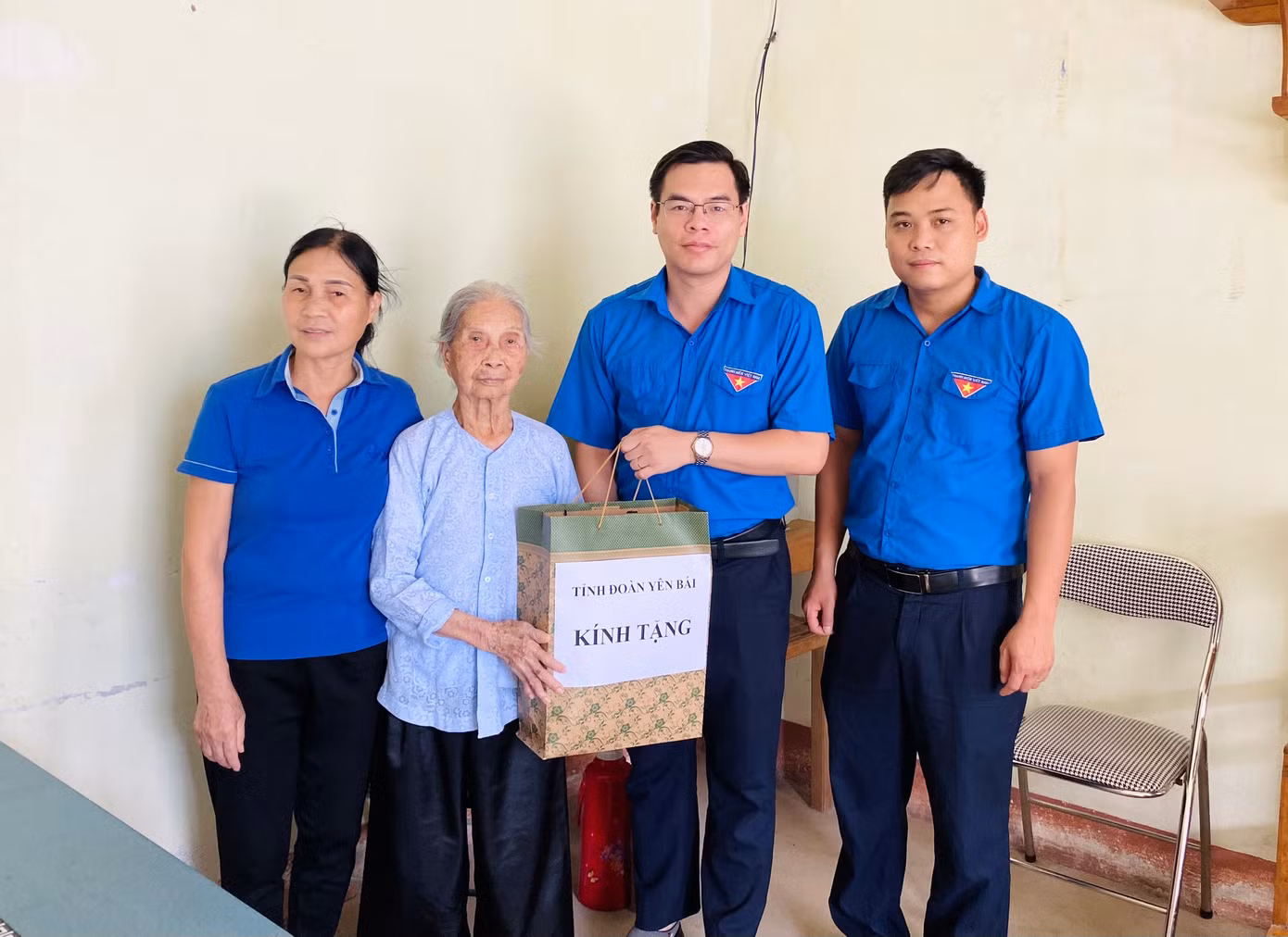 Nhân Kỷ niệm 76 năm Ngày thương binh liệt sỹ, các cấp bộ Đoàn trên địa bàn tỉnh đã trao tặng hàng ngàn suất quà; thăm hỏi, giúp đỡ gia đình liệt sỹ, người có công với cách mạng, mẹ Việt Nam anh hùng.