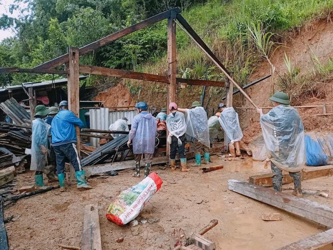 Chị Hà Vân Kiều - Phó Bí thư huyện đoàn Mù Cang Chải cho biết, ngoài huy động lực lượng đoàn viên thanh niên tại các xã ít bị ảnh hưởng do mưa lũ, đoàn thanh niên các xã Lao Chải, Khao Mang, Hồ Bốn cũng huy động hàng trăm thanh niên trên địa bàn phối hợp cùng các phòng, ban chuyên môn tham gia hỗ trợ, khắc phục hậu quả do mưa lũ.