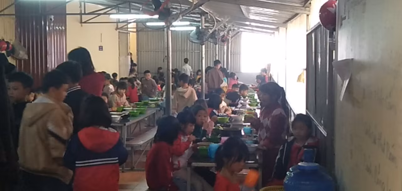 Tuy nhiên, trong thời gian chờ đợi, các em học sinh vẫn phải học tạm trong các phòng học tạm.