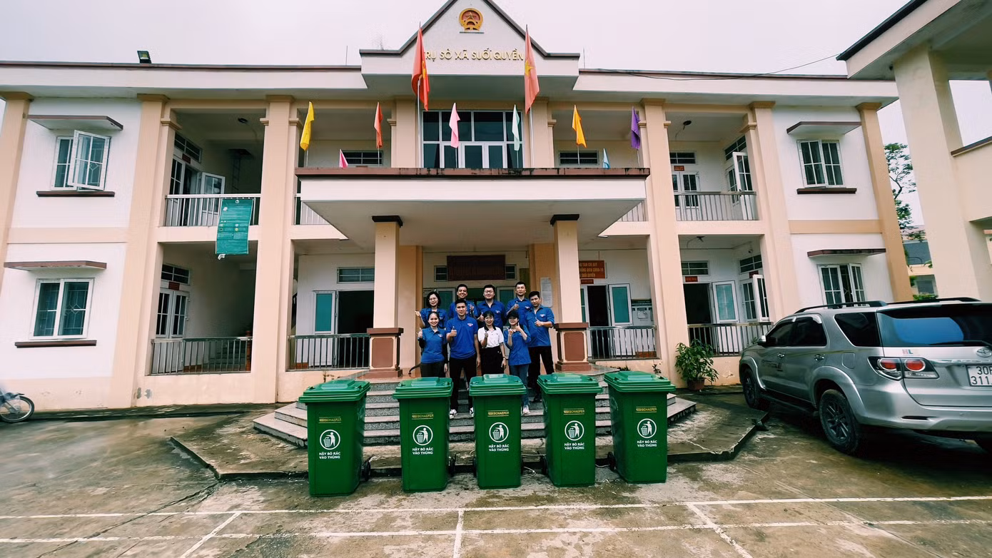Dịp này, đoàn thanh niên Sở Tài nguyên và Môi trường tỉnh Yên Bái, thanh niên trường Đại học Thăng Long tặng 5 thùng rác cho người dân xã Suối Quyền.
