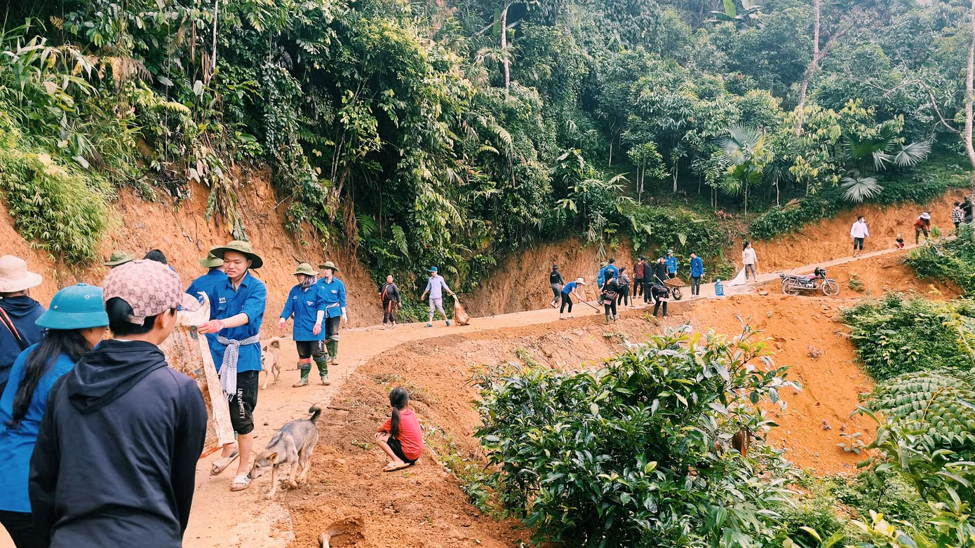 Ngày 20 - 21/7, đoàn thanh niên Sở Tài nguyên và Môi trường tỉnh Yên Bái phối hợp cùng đoàn xã Suối Quyền, huyện Văn Chấn và đoàn thanh niên trường Thăng Long tổ chức ra quân mở rộng lòng đường tại xã Suối Quyền.
