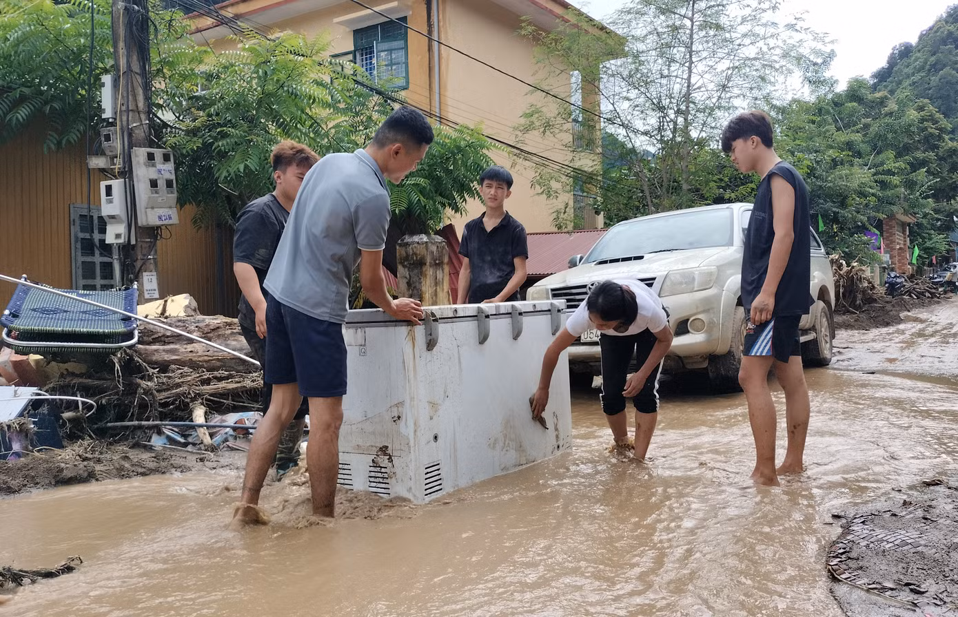 Dọc tuyến đường Quốc lộ 32 đoạn qua địa phận thôn Trống Là, xã Hồ Bốn, người dân cũng tất bật thu dọn những vật dụng còn sót lại.
