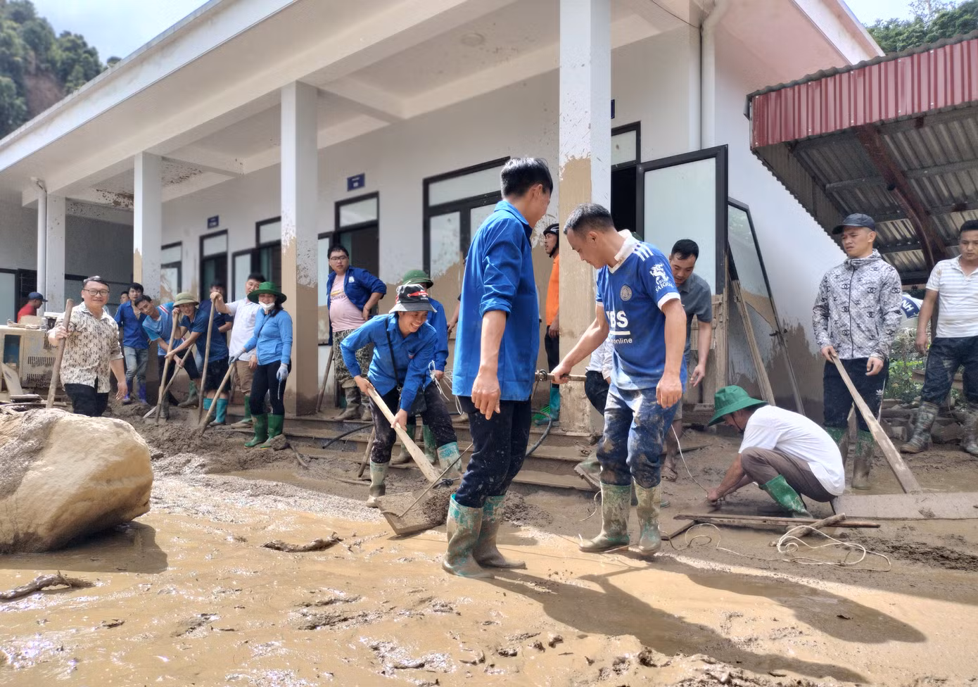 Ngoài ra, đoàn thanh niên các ban, ngành của tỉnh cũng được điều động, hỗ trợ để khắc phục tại các địa điểm trạm y tế xã Hồ Bốn, trường phổ thông dân tộc bán trú Tiểu học và THCS Hồ Bốn...