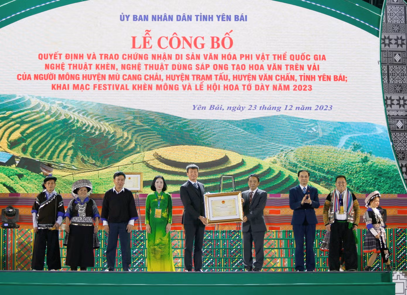Trao Chứng nhận di sản văn hóa phi vật thể quốc gia đối với Nghệ thuật Khèn và Nghệ thuật dùng sáp ong tạo hoa văn trên vải của người Mông huyện Mù Cang Chải, huyện Trạm Tấu, huyện Văn Chấn.