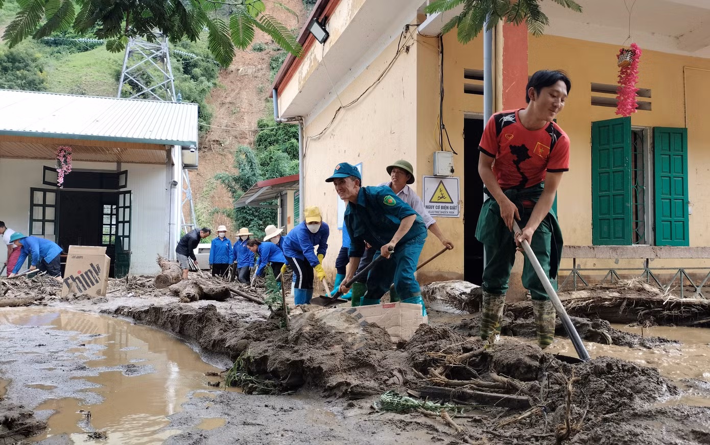 Tất bật dọn dẹp nhà cửa ở xã bị chia cắt do lũ ảnh 4