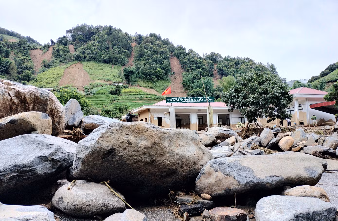 Kho thuốc của trạm bị ngập hỏng, vật tư trang thiết bị y tế bị trôi một phần, một phần đang ngập trong bùn.