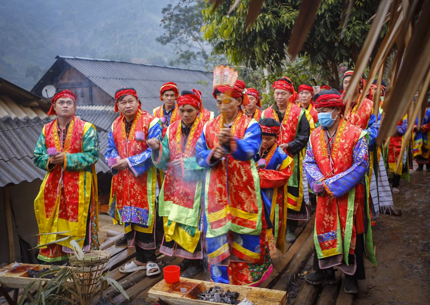 Các nghi lễ đều hướng về sự hình thành, cư ngụ lâu đời, quá trình đấu tranh để tiêu diệt ma quỷ, thú dữ… bảo vệ bình yên cho bản làng, cây trồng, vật nuôi của người Dao Đỏ.