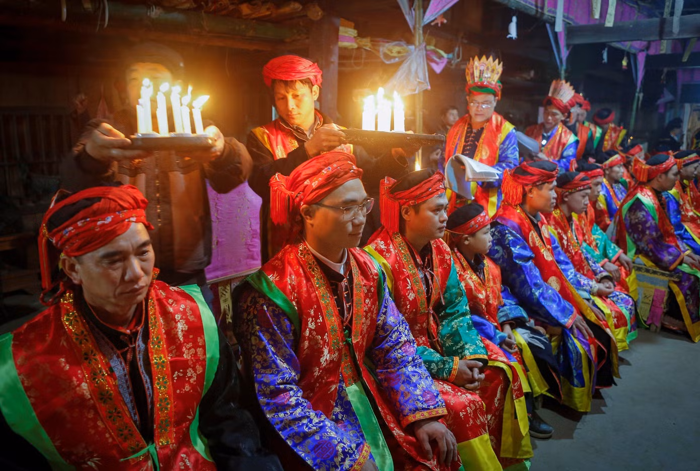 Nghi lễ độc đáo và huyền ảo nhất sẽ diễn ra vào đêm thứ 3 của đại lễ. Tại đây, một khay nhỏ thắp 7 ngọn nến và một khay 12 ngọn nến được các thầy truyền qua đầu các học trò nhiều vòng, xác nhận đã đầy đủ kiến thức, đủ điều kiện để cấp sắc.