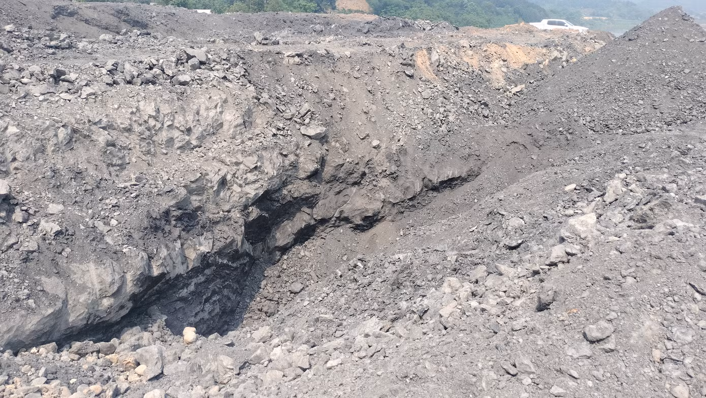 Trao đổi thêm với PV báo Tiền Phong, lãnh đạo phòng Tài nguyên và Môi trường huyện Văn Yên cho biết, các đối tượng khai thác than trái phép là những người nơi khác đến, sau đó thuê người đến làm nên chính quyền địa phương rất khó quản lý và kiểm soát.