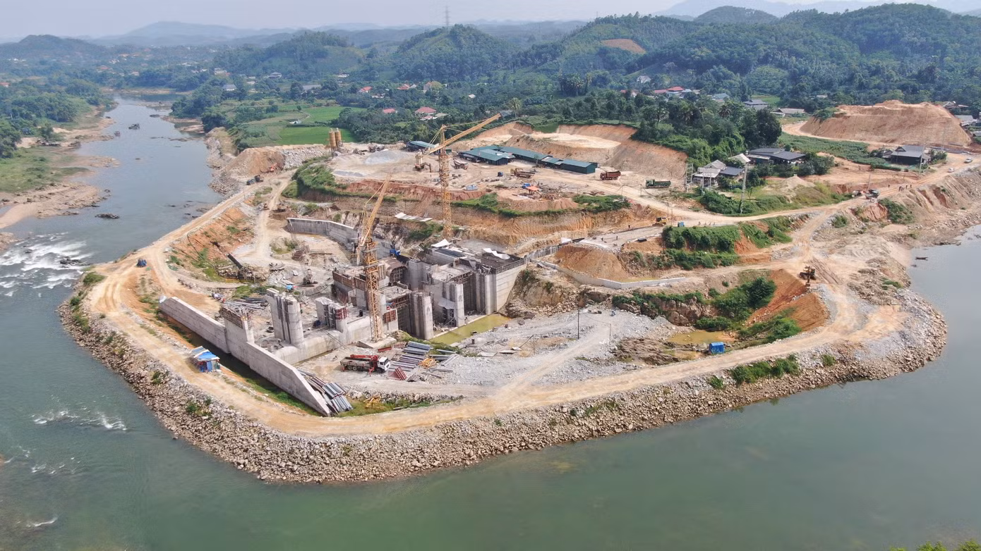 Quá trình san lấp mặt bằng thực hiện dự án, phía đơn vị thi công đã nắn dòng chảy sông Chảy khiến nhiều nhà cửa của các hộ dân phía hạ lưu bị sạt lở, nhiều diện tích hoa màu bị mất trắng.